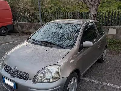 Usata Toyota Yaris 65 CV (47 kW) 2004 Grigio Berlina