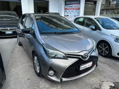 Usata Toyota Yaris Lounge 90 CV (66 kW) 2015 Grigio Utilitaria