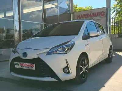 Usata Toyota Yaris Hybrid Cool 73 CV (53 kW) 2019 Bianco Berlina