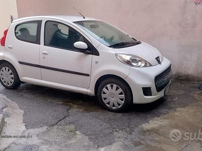 Usata Peugeot 107 68 CV (50 kW) 2012 Bianco Utilitaria