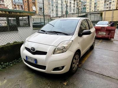 Usata Toyota Yaris Sol 69 CV (50 kW) 2010 Bianco Utilitaria