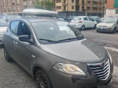 Usata Lancia Ypsilon Gold 69 CV (50 kW) 2013 Grigio Utilitaria