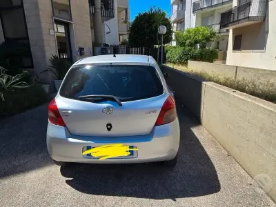 Usata Toyota Yaris 65 CV (47 kW) 2004 Grigio Utilitaria