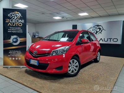 Usata Toyota Yaris 69 CV (50 kW) 2013 Rosso Utilitaria