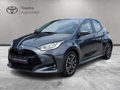 Begagnad Toyota Yaris Hybrid Trend 2023 Grå Sedan