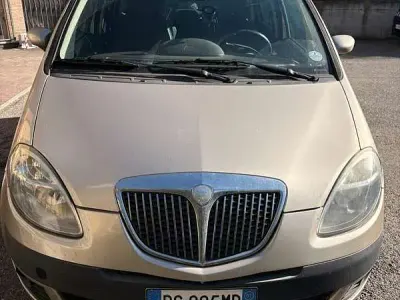 Begagnad Lancia Musa 90 HK (66 kW) 2007 Guld Minibuss