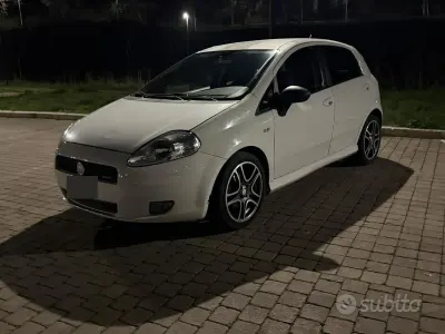Usata Fiat Grande Punto 90 CV (66 kW) 2009 Bianco Utilitaria