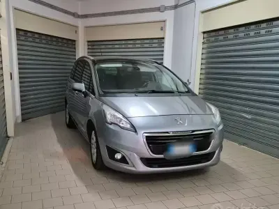 Usado Peugeot 5008 120 CV (88 kW) 2016 Gris Familiar