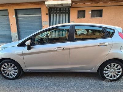 Usata Ford Fiesta 68 CV (50 kW) 2012 Grigio Utilitaria