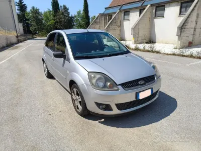 Usata Ford Fiesta Ghia 68 CV (50 kW) 2008 Argento Utilitaria