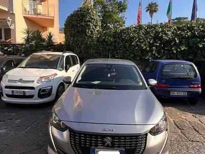 Usata Peugeot 208 Allure 102 CV (75 kW) 2021 Grigio Utilitaria