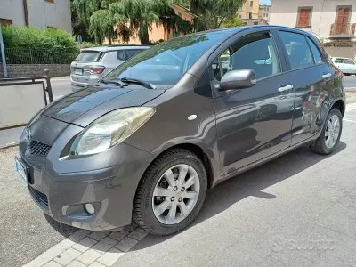 Usata Toyota Yaris Sol 90 CV (66 kW) 2010 Grigio Utilitaria
