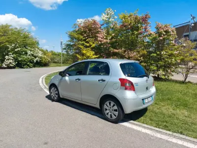 Usata Toyota Yaris 90 CV (66 kW) 2010 Grigio Utilitaria