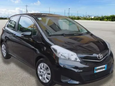 Begagnad Toyota Yaris Active 69 HK (50 kW) 2012 Svart Halvkombi
