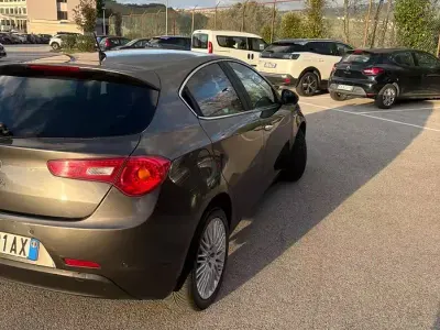 Usata Alfa Romeo Giulietta 120 CV (88 kW) 2012 Marrone Utilitaria