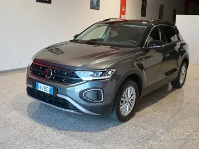Usata VW T-Roc Life 116 CV (85 kW) 2025 Grigio SUV
