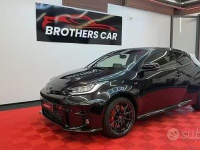Begagnad Toyota Yaris 261 HK (191 kW) 2024 Svart Halvkombi