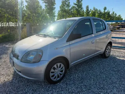 Usata Toyota Yaris Sol 67 CV (49 kW) 2001 Argento Berlina