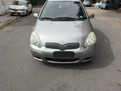 Begagnad Toyota Yaris 65 HK (47 kW) 2004 Silver Sedan