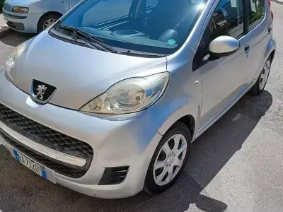 Usata Peugeot 107 68 CV (50 kW) 2010 Grigio Utilitaria