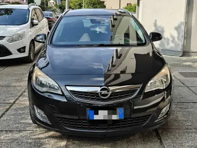 Usata Opel Astra Cosmo 125 CV (91 kW) 2012 Nero Station wagon