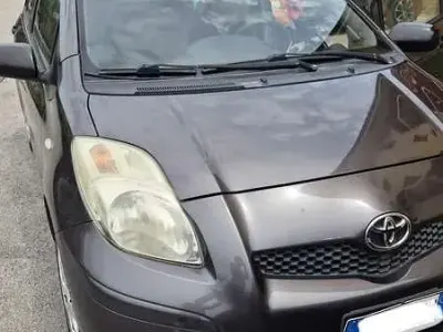 Usata Toyota Yaris 69 CV (50 kW) 2010 Grigio Utilitaria