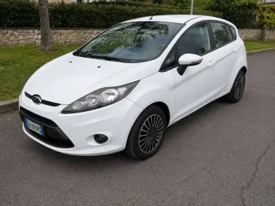 Usata Ford Fiesta 97 CV (71 kW) 2010 Bianco Berlina