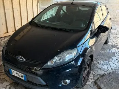 Usata Ford Fiesta 70 CV (51 kW) 2012 Nero Berlina