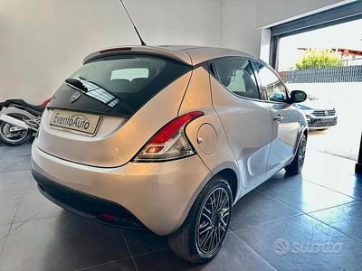 Usata Lancia Ypsilon Gold 69 CV (50 kW) 2012 Argento Utilitaria