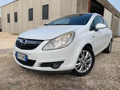Używany Opel Corsa Enjoy 80 KM (58 kW) 2009 Biały Hatchback