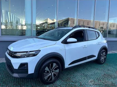 Nuova Dacia Sandero Stepway 122 CV (89 kW) 2026 Bianco Berlina