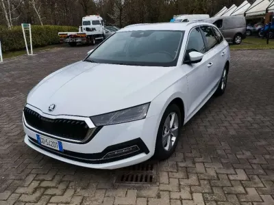 Usata Skoda Octavia Executive 150 CV (110 kW) 2021 Bianco Station wagon