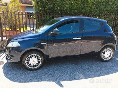 Usata Lancia Ypsilon Gold 69 CV (50 kW) 2016 Bluazzurro Utilitaria
