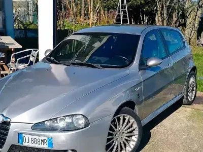 Usata Alfa Romeo 147 120 CV (88 kW) 2007 Grigio Utilitaria