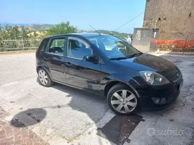 Usata Ford Fiesta 68 CV (50 kW) 2006 Nero Utilitaria