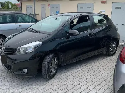 Usata Toyota Yaris 69 CV (50 kW) 2014 Nero Utilitaria