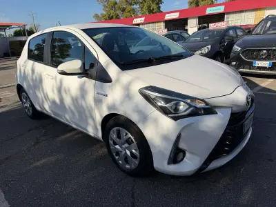 Usata Toyota Yaris Hybrid Cool 73 CV (53 kW) 2018 Bianco Berlina