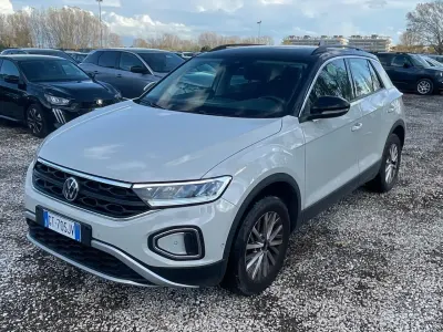 Usata VW T-Roc Life 110 CV (80 kW) 2024 Beige SUV