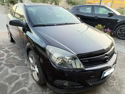 Usata Opel Astra GTC Cosmo 110 CV (80 kW) 2010 Nero Berlina
