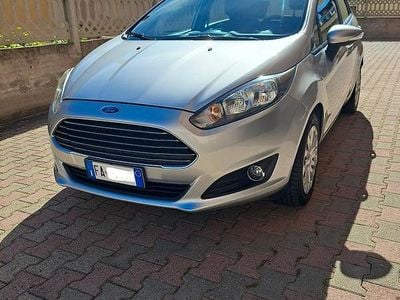 Usata Ford Fiesta 75 CV (55 kW) 2015 Grigio Berlina
