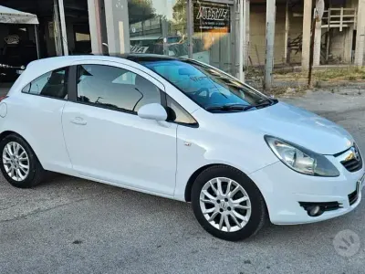 Usata Opel Corsa Cosmo 90 CV (66 kW) 2009 Bianco Utilitaria