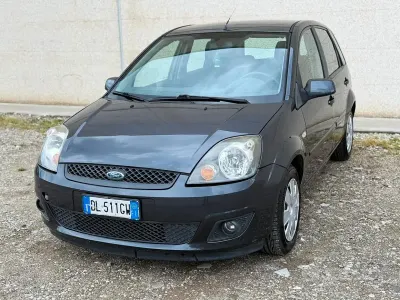 Usado Ford Fiesta 75 CV (55 kW) 2008 Gris Utilitario