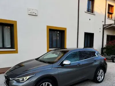 Usata Infiniti Q30 Premium 170 CV (125 kW) 2017 Argento Berlina