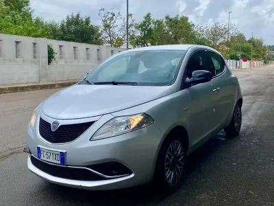 Używany Lancia Ypsilon Gold 69 KM (50 kW) 2016 Szary Hatchback