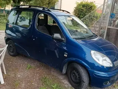 Usata Toyota Yaris Verso 75 CV (55 kW) 2005 Blu Monovolume