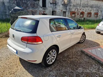 Begagnad VW Golf VI Trendline 105 HK (77 kW) 2011 Vit Halvkombi