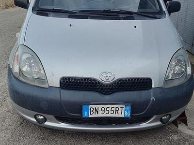 Usata Toyota Yaris 68 CV (50 kW) 2001 Grigio Berlina