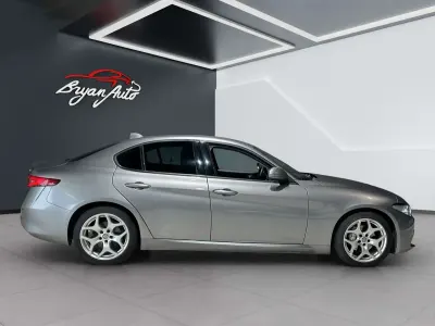 Gebraucht Alfa Romeo Giulia Tech Edition 160 PS (117 kW) 2019 Grau Limousine