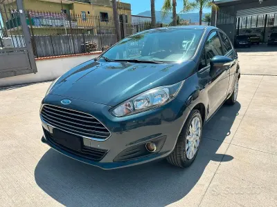 Usata Ford Fiesta Titanium 75 CV (55 kW) 2015 Grigio Utilitaria