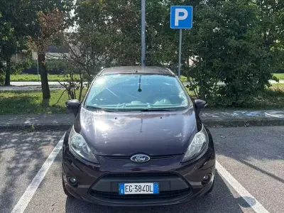 Usata Ford Fiesta 82 CV (60 kW) 2010 Viola Berlina